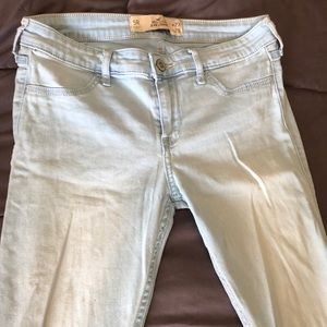 LIGHT BLUE SKINNY HOLLISTER JEANS